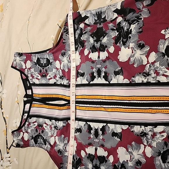 Patterned top - Picture 5 of 6